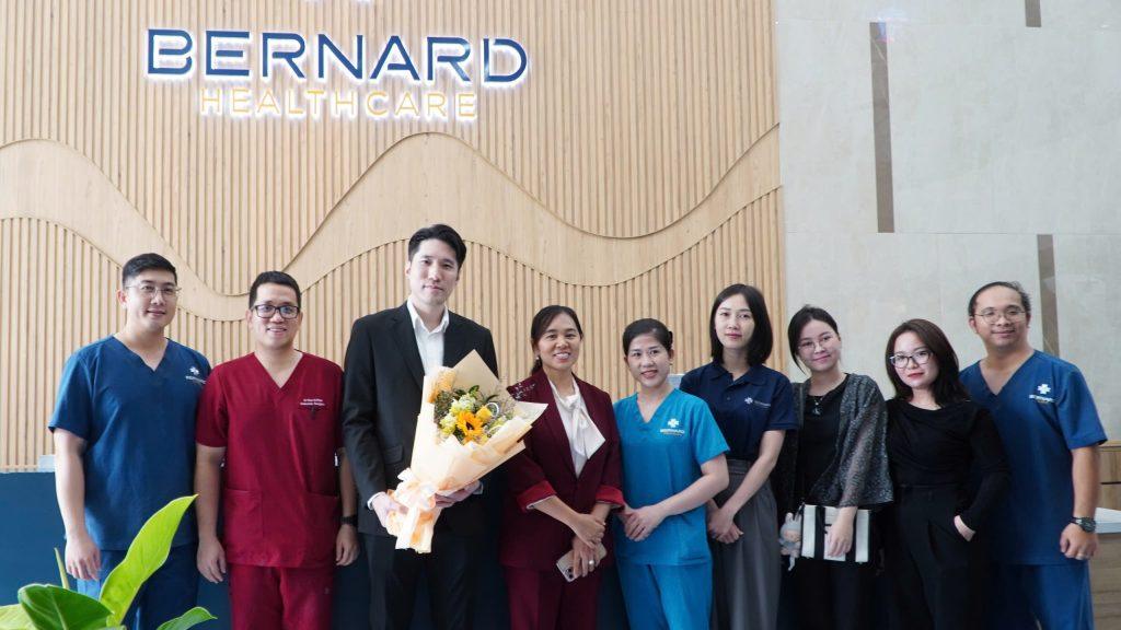 bac-si-i-chen-min-qi-cung-ban-lanh-dao-va-ekip-benard-vein-care