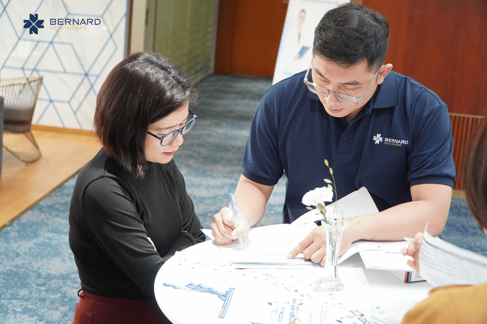 Bernard Healthcare tiến hành sàng lọc và tầm soát suy giãn tĩnh mạch tại Health Talk